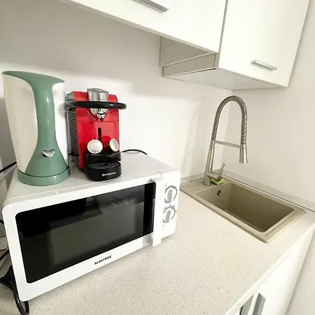 Metropolitan Retreat - Half Ground Level With Windows - Demisol *