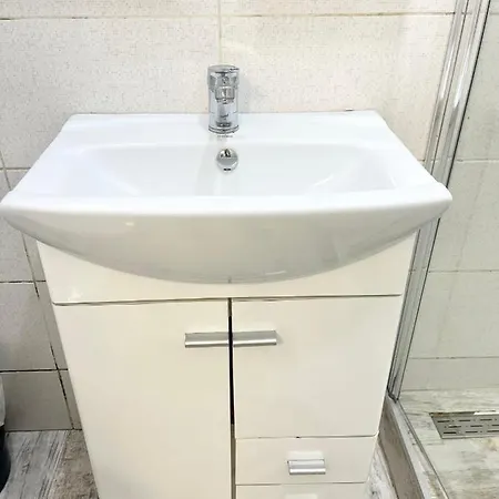 Apartament Metropolitan Retreat - Half Ground Level With Windows - Demisol