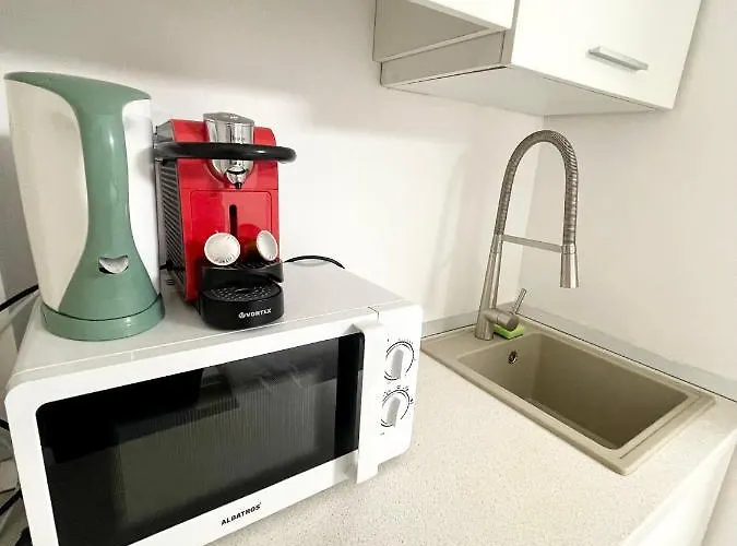 Metropolitan Retreat - Half Ground Level With Windows - Demisol *