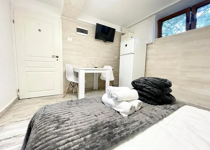 Metropolitan Retreat - Half Ground Level With Windows - Demisol