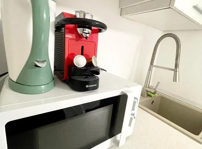 Metropolitan Retreat - Half Ground Level With Windows - Demisol *