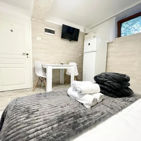 Metropolitan Retreat - Half Ground Level With Windows - Demisol