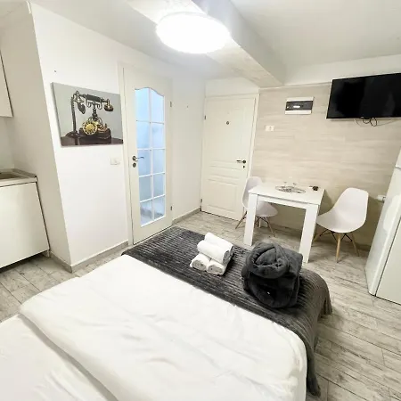 Metropolitan Retreat - Half Ground Level With Windows - Demisol Daire Bükreş