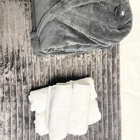 Metropolitan Retreat - Half Ground Level With Windows - Demisol Boekarest