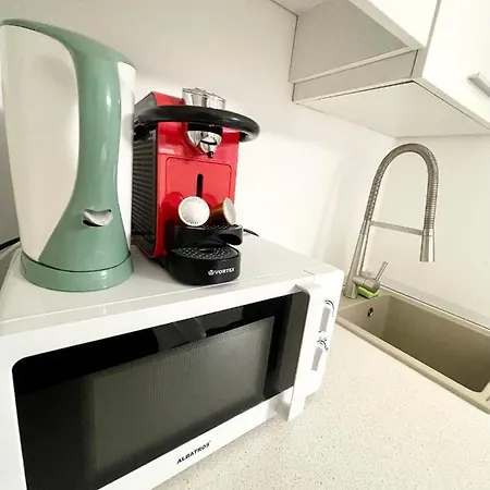 Metropolitan Retreat - Half Ground Level With Windows - Demisol *